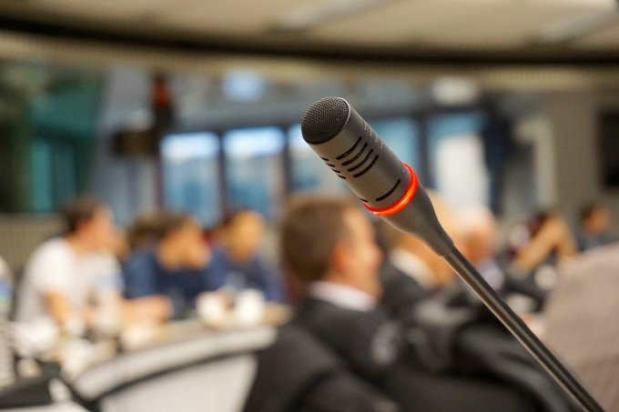 mikrofon w sali konferencyjnej